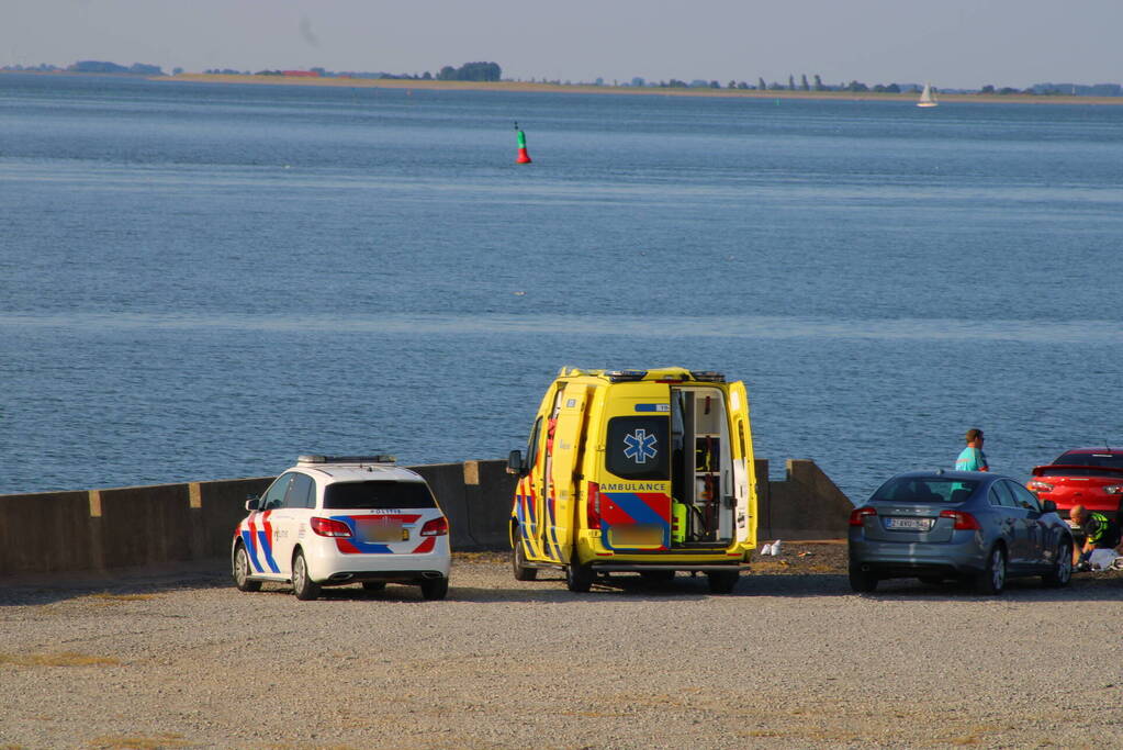 Persoon vast tussen twee voertuigen