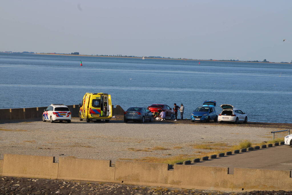 Persoon vast tussen twee voertuigen