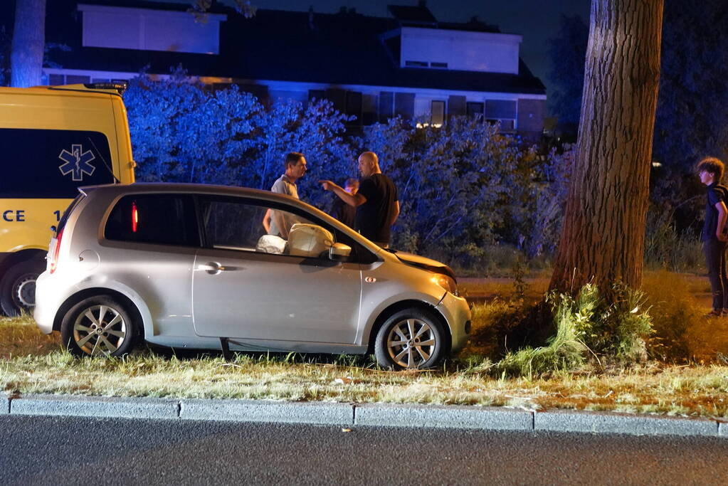 Auto botst frontaal op boom