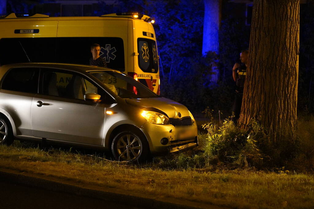 Auto botst frontaal op boom
