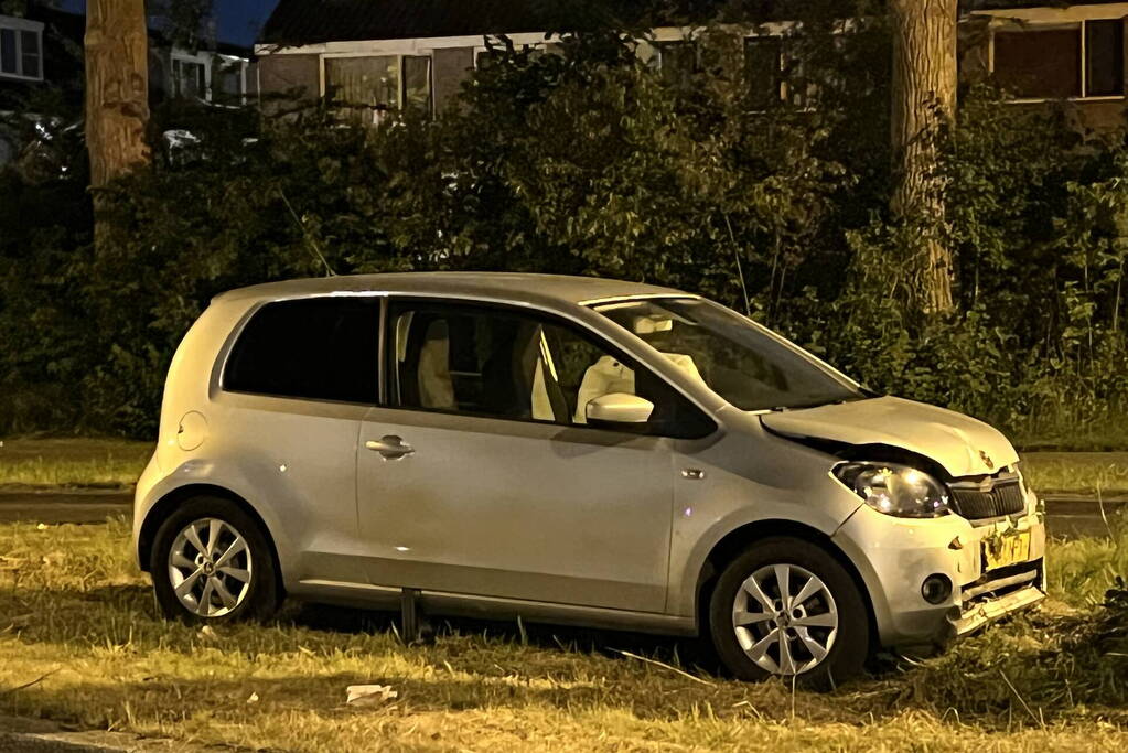 Auto botst frontaal op boom