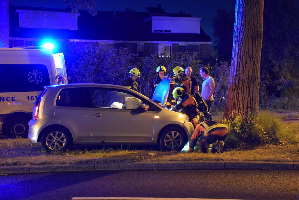 Auto botst frontaal op boom