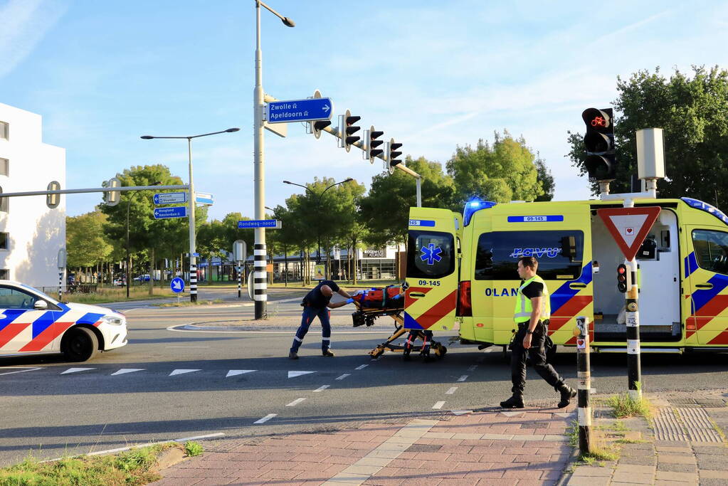 Vrouw op fiets gewond bij botsing met auto