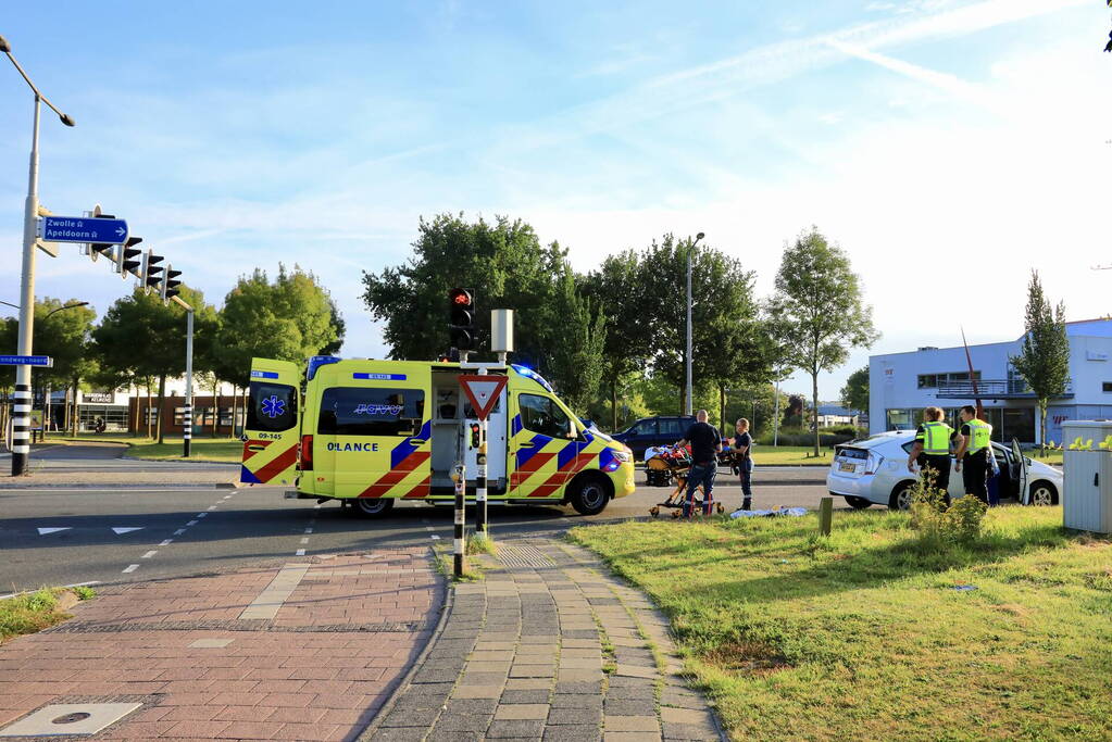 Vrouw op fiets gewond bij botsing met auto