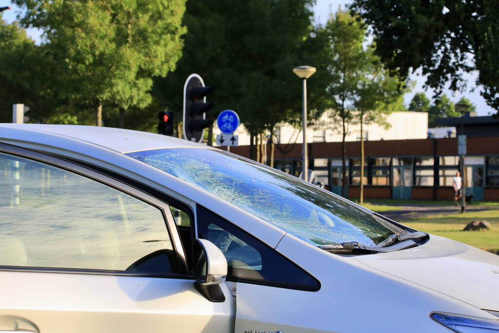 Vrouw op fiets gewond bij botsing met auto