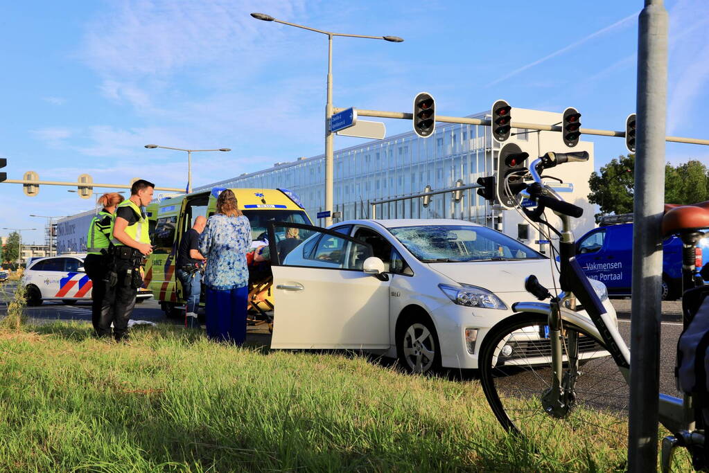 Vrouw op fiets gewond bij botsing met auto