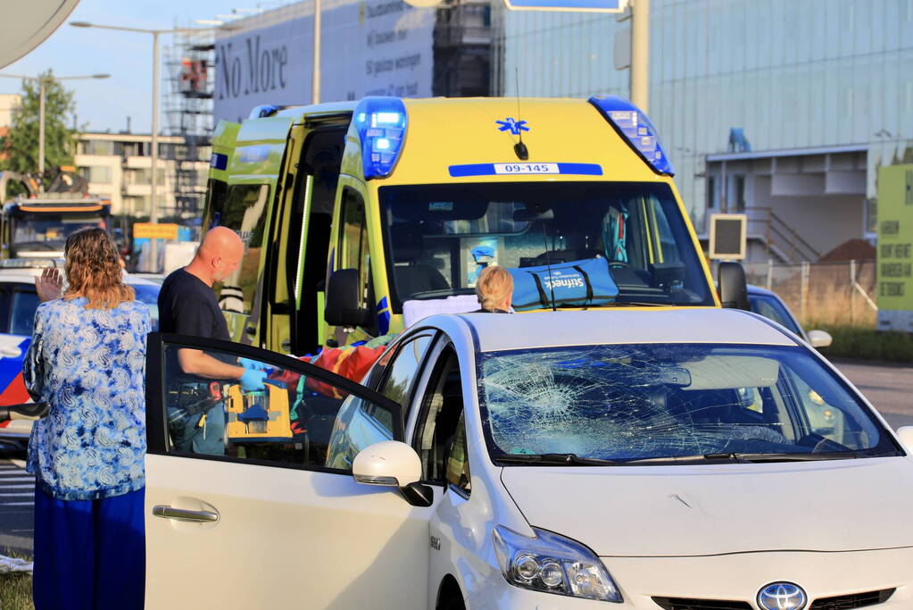Vrouw op fiets gewond bij botsing met auto