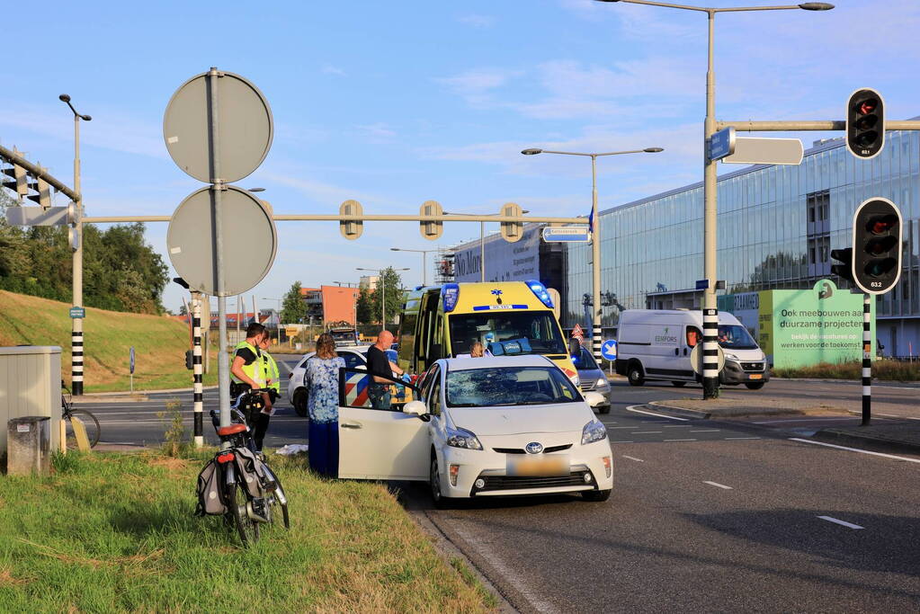Vrouw op fiets gewond bij botsing met auto