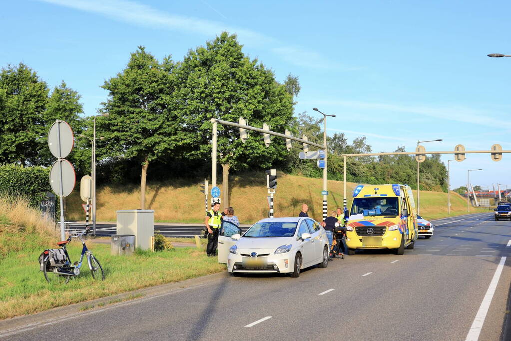 Vrouw op fiets gewond bij botsing met auto