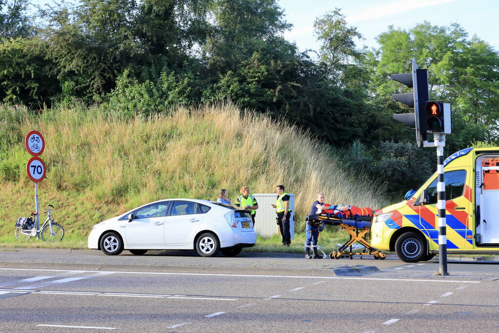 Vrouw op fiets gewond bij botsing met auto