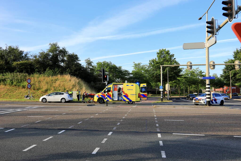 Vrouw op fiets gewond bij botsing met auto