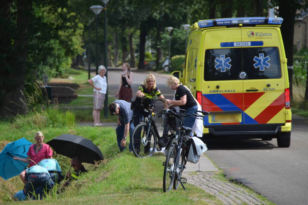 Fietsster gewond na val in greppel
