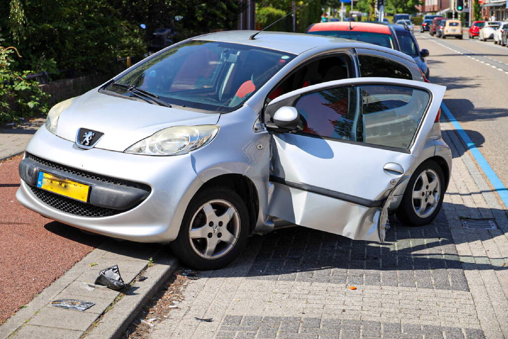 Automobilist kruipt door oog van de naald