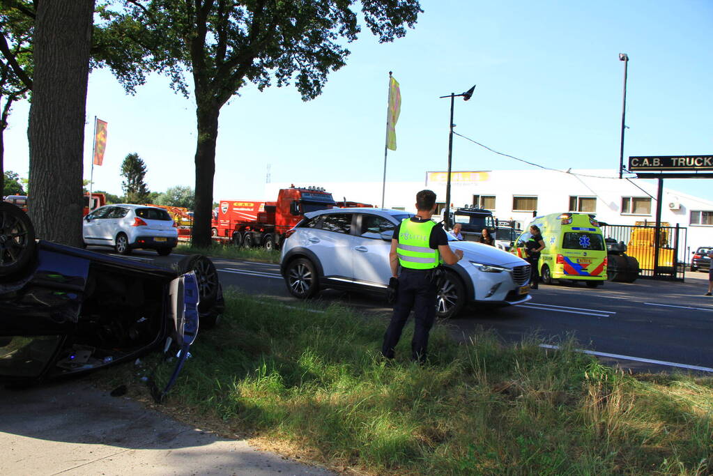 Auto op zijn kop na ongeval