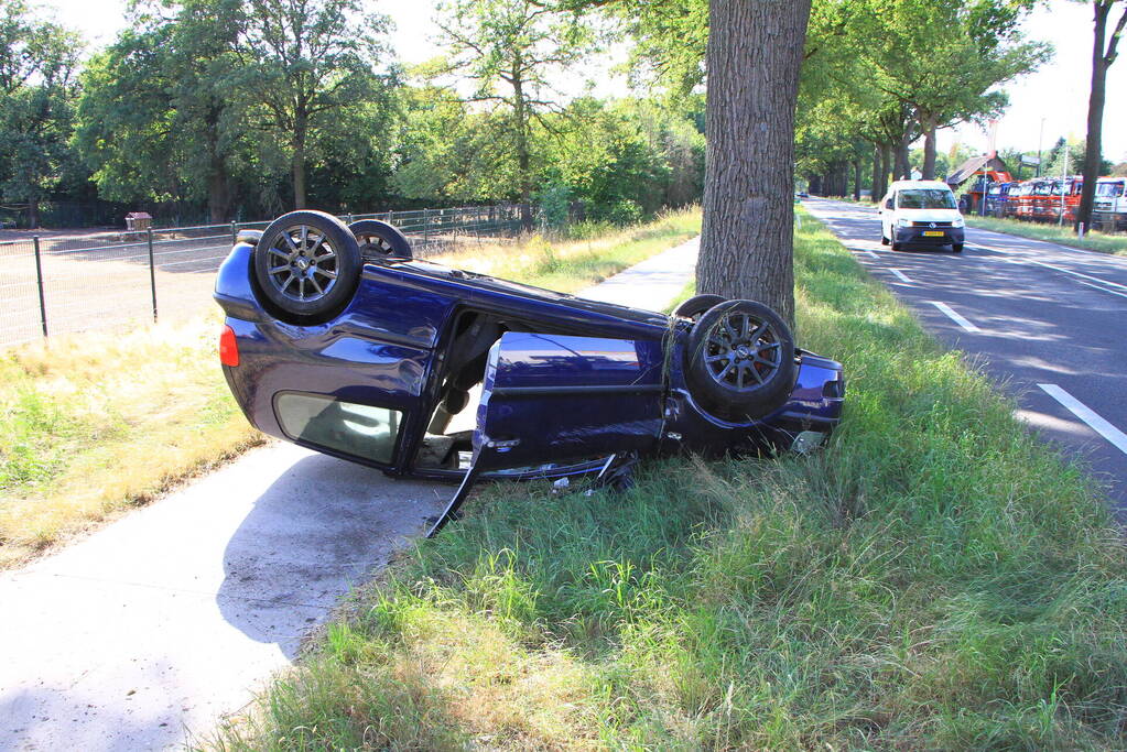 Auto op zijn kop na ongeval