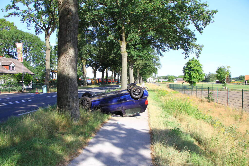 Auto op zijn kop na ongeval