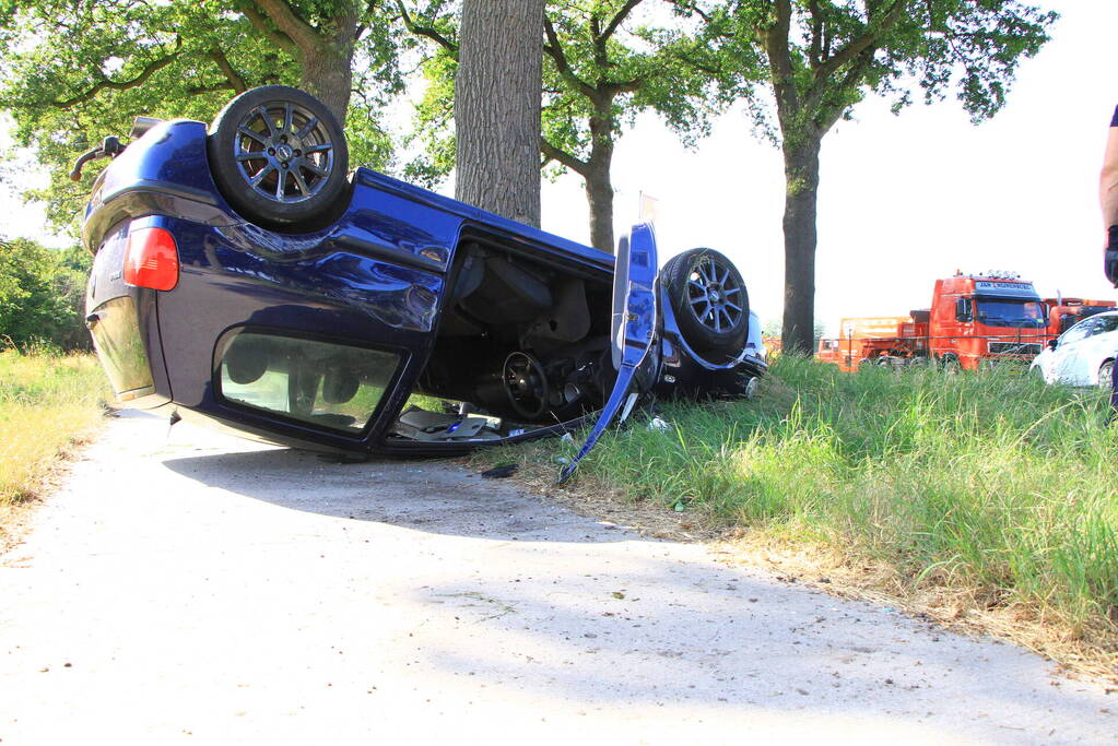 Auto op zijn kop na ongeval
