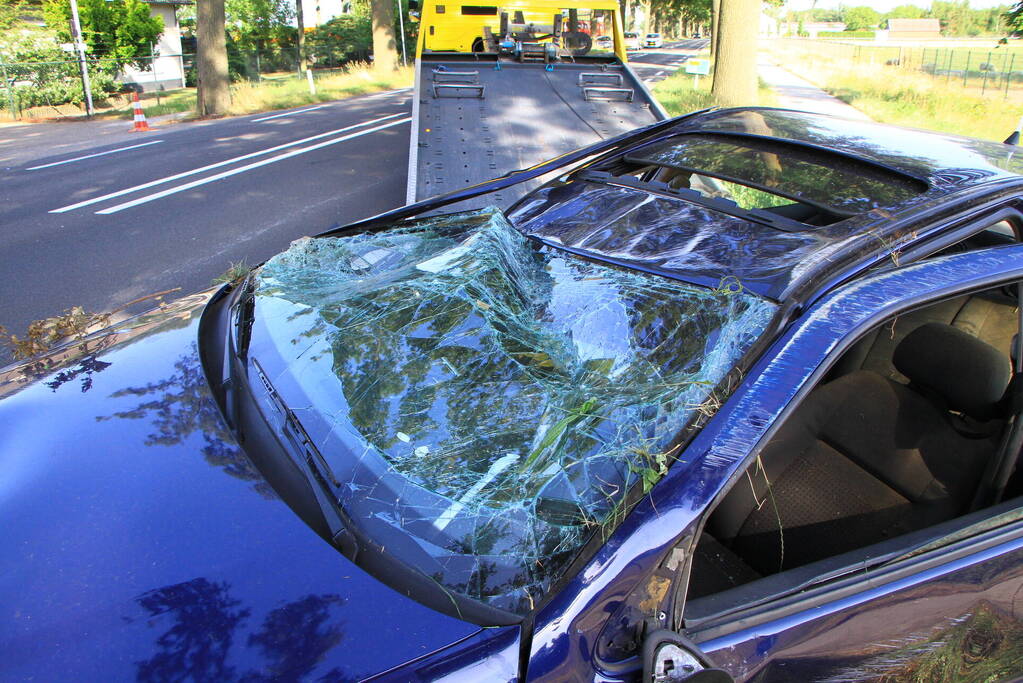 Auto op zijn kop na ongeval
