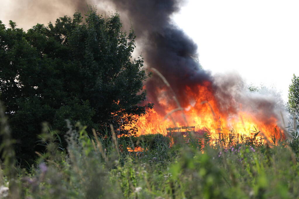 Uitslaande brand in caravan
