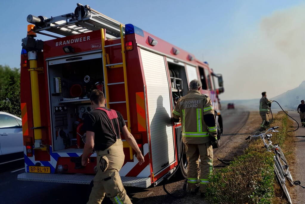 Brandweer blust flinke duinbrand