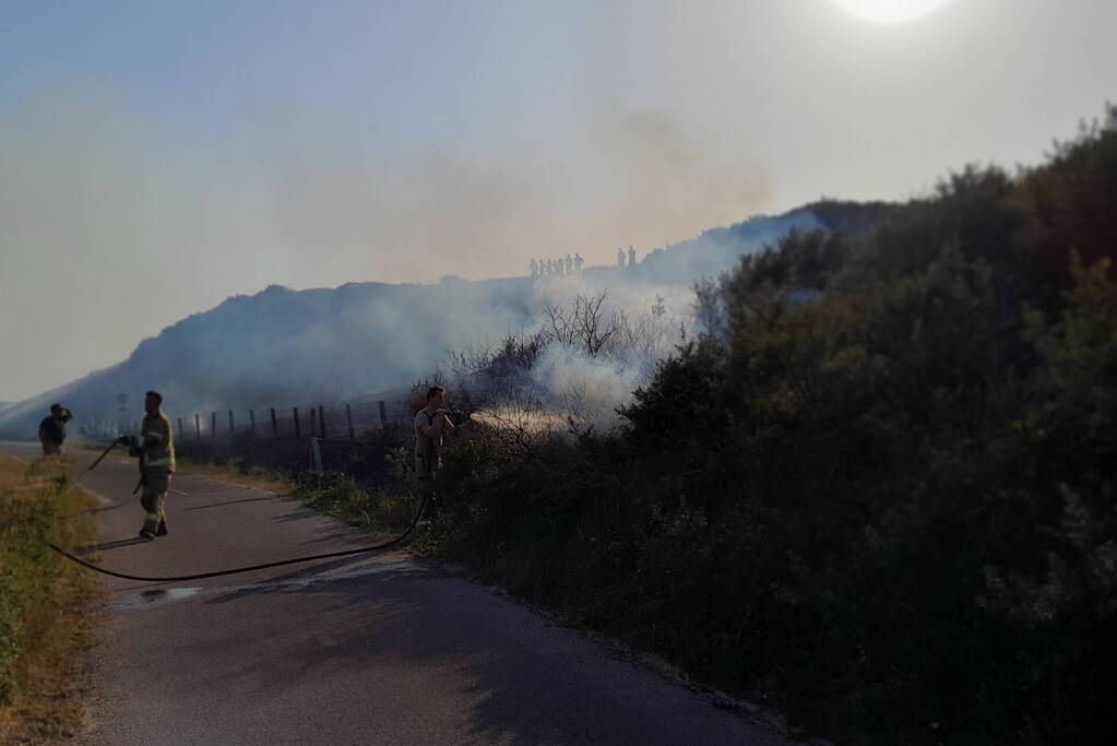 Brandweer blust flinke duinbrand