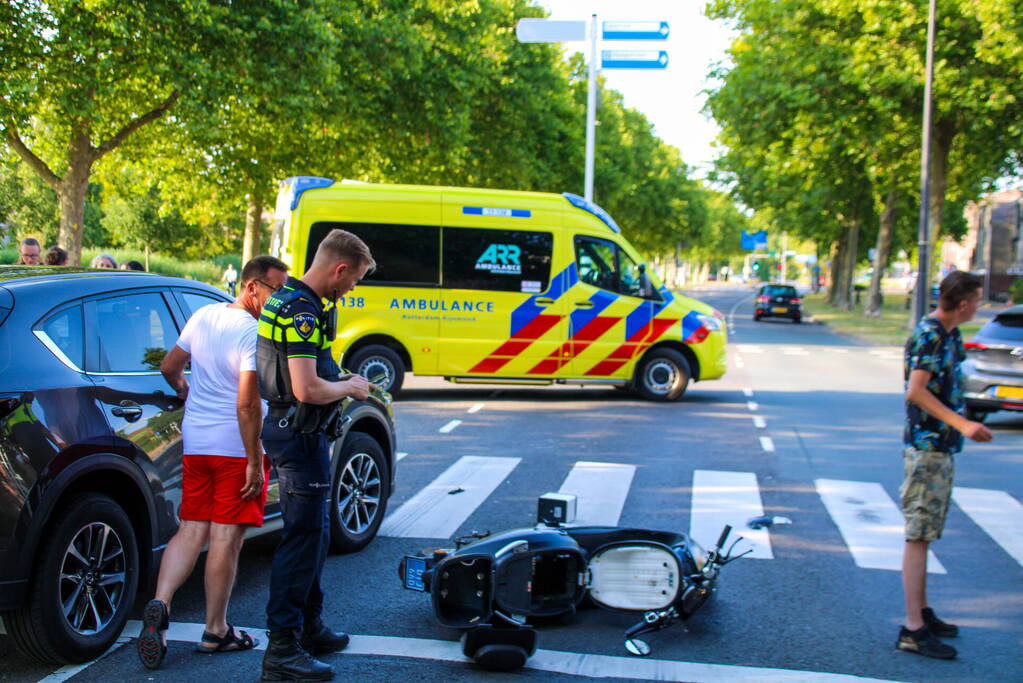Bestuurder scooter gewond bij aanrijding met auto