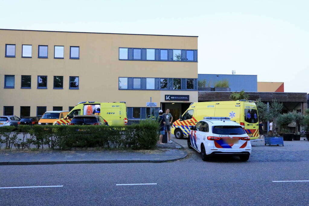 Jongedame valt van klimwand