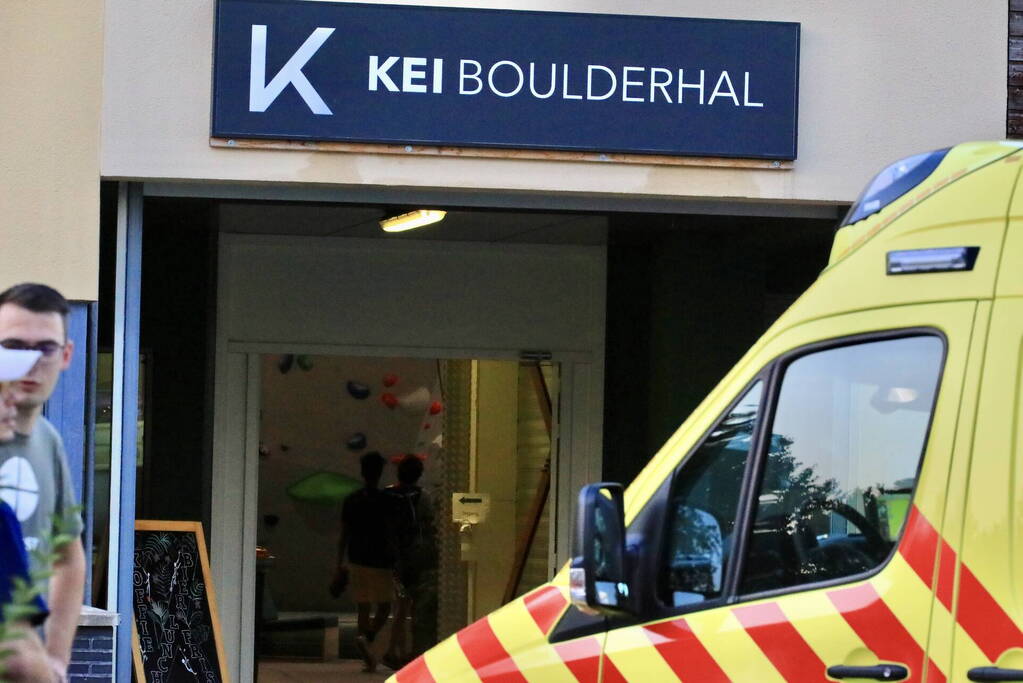 Jongedame valt van klimwand