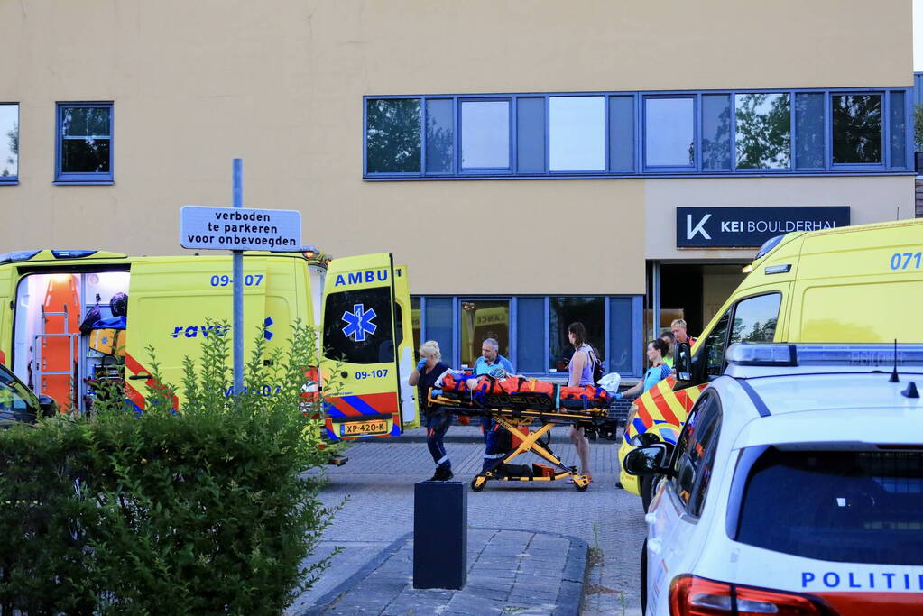 Jongedame valt van klimwand