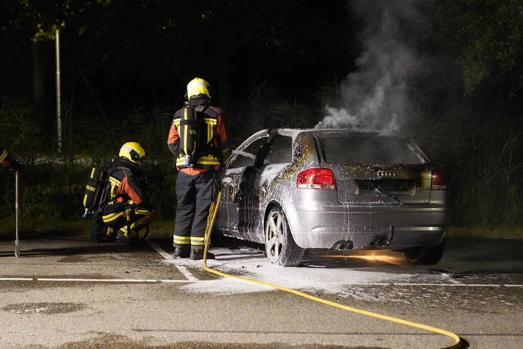 Auto volledig uitgebrand