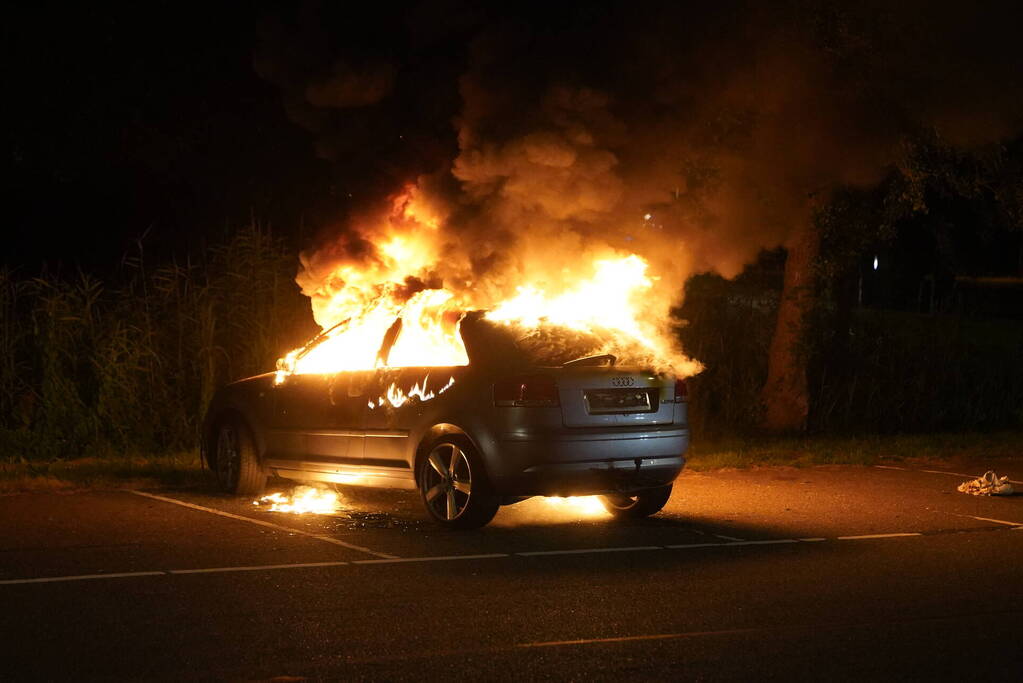 Auto volledig uitgebrand