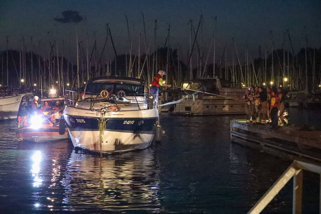 Brand aan boord van motorboot op Gooimeer