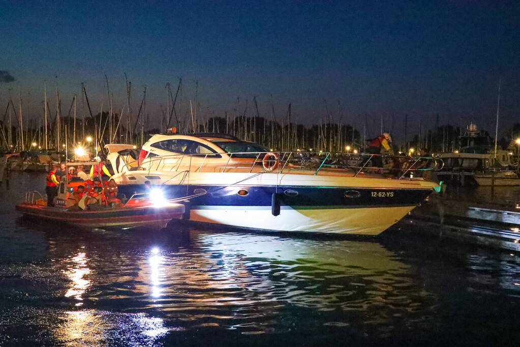 Brand aan boord van motorboot op Gooimeer