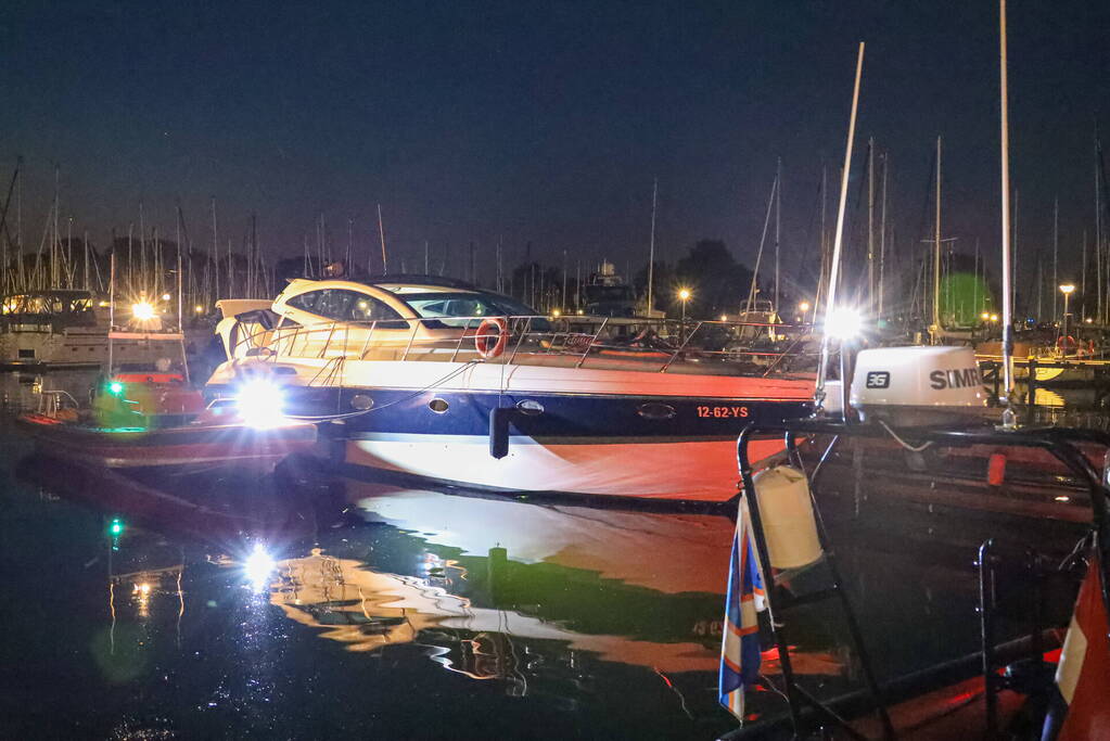 Brand aan boord van motorboot op Gooimeer