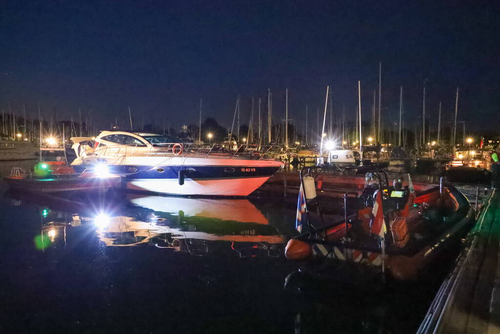 Brand aan boord van motorboot op Gooimeer