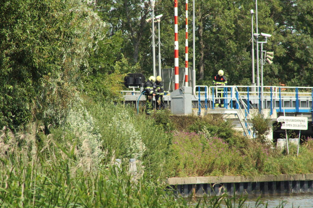 Brand naast Kruiswaterbrug geblust