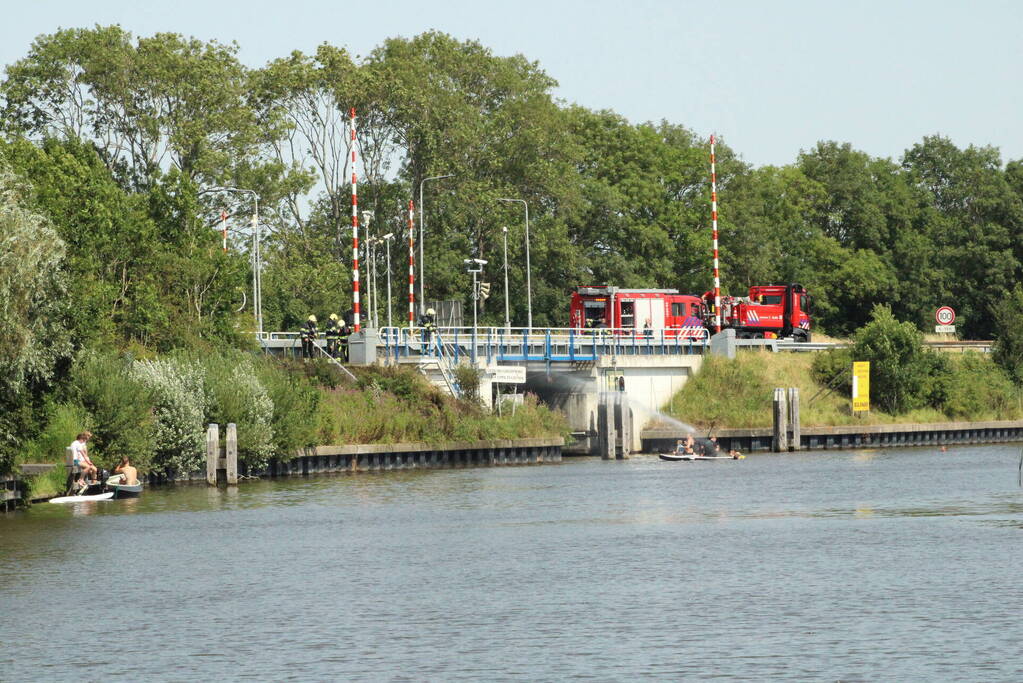 Brand naast Kruiswaterbrug geblust