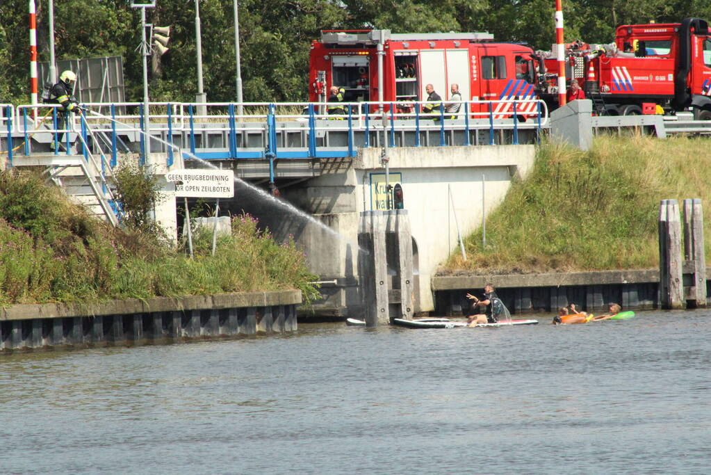 Brand naast Kruiswaterbrug geblust