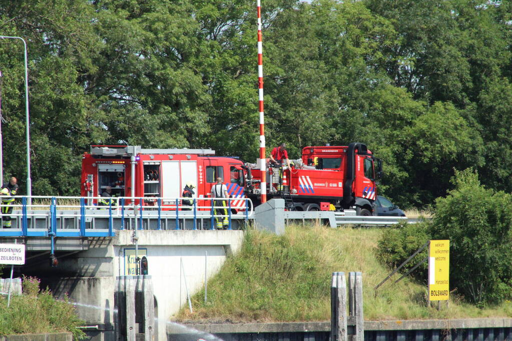 Brand naast Kruiswaterbrug geblust