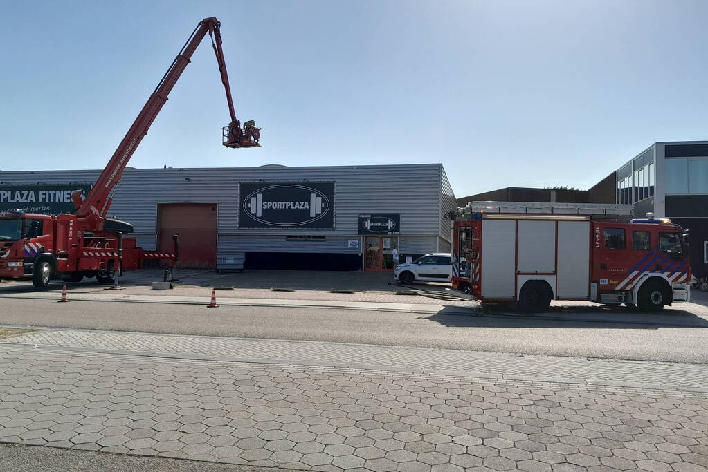 Brandweer doet onderzoek op dak sportschool Sportplaza na brand