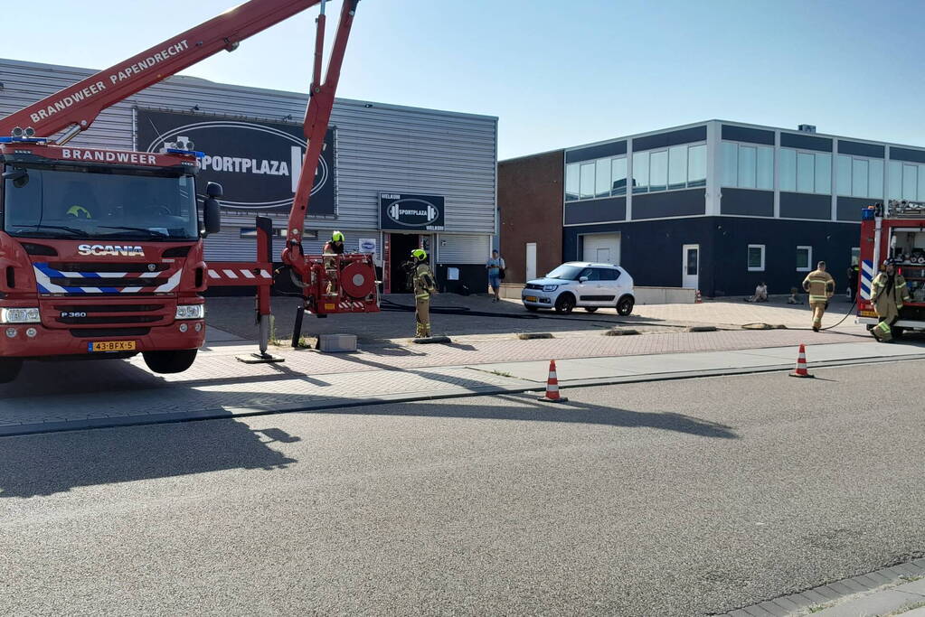 Brandweer doet onderzoek op dak sportschool Sportplaza na brand