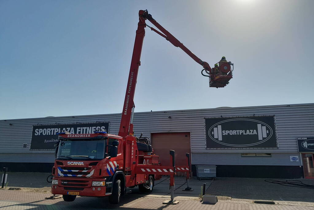 Brandweer doet onderzoek op dak sportschool Sportplaza na brand