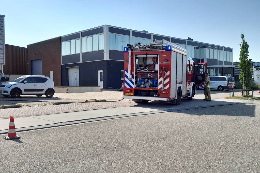 Brandweer doet onderzoek op dak sportschool Sportplaza na brand