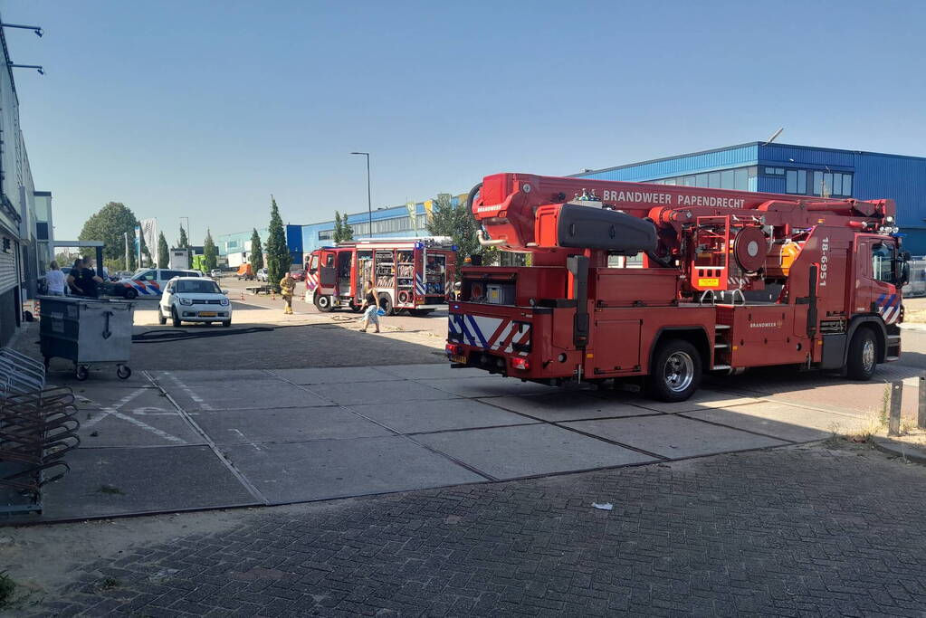 Brandweer doet onderzoek op dak sportschool Sportplaza na brand
