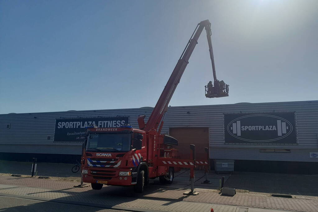 Brandweer doet onderzoek op dak sportschool Sportplaza na brand