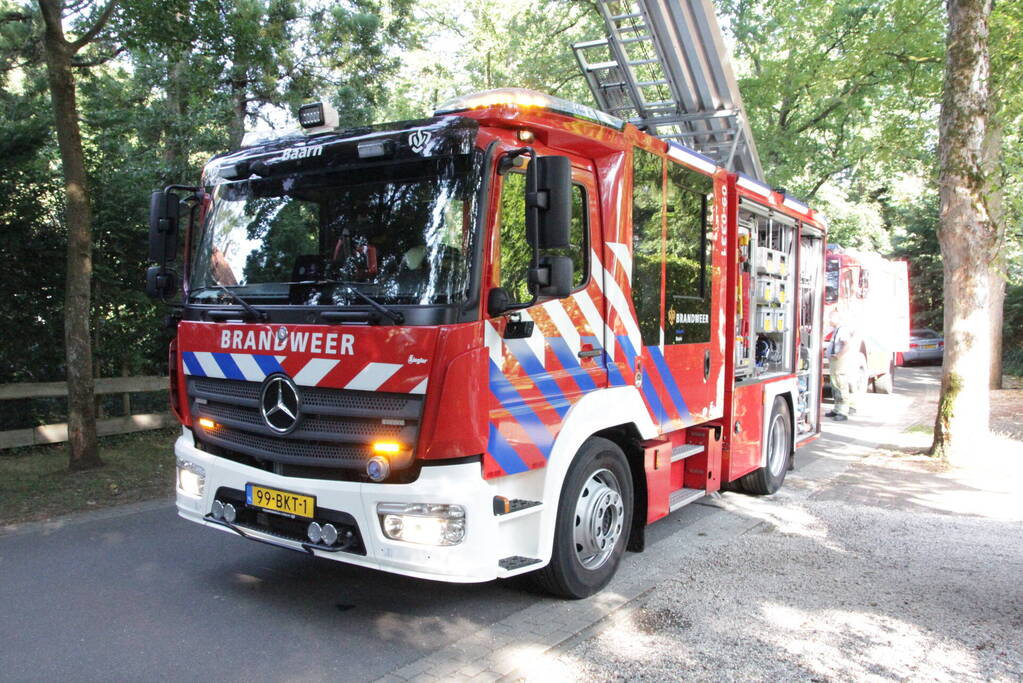 Schuur achter woning in brand