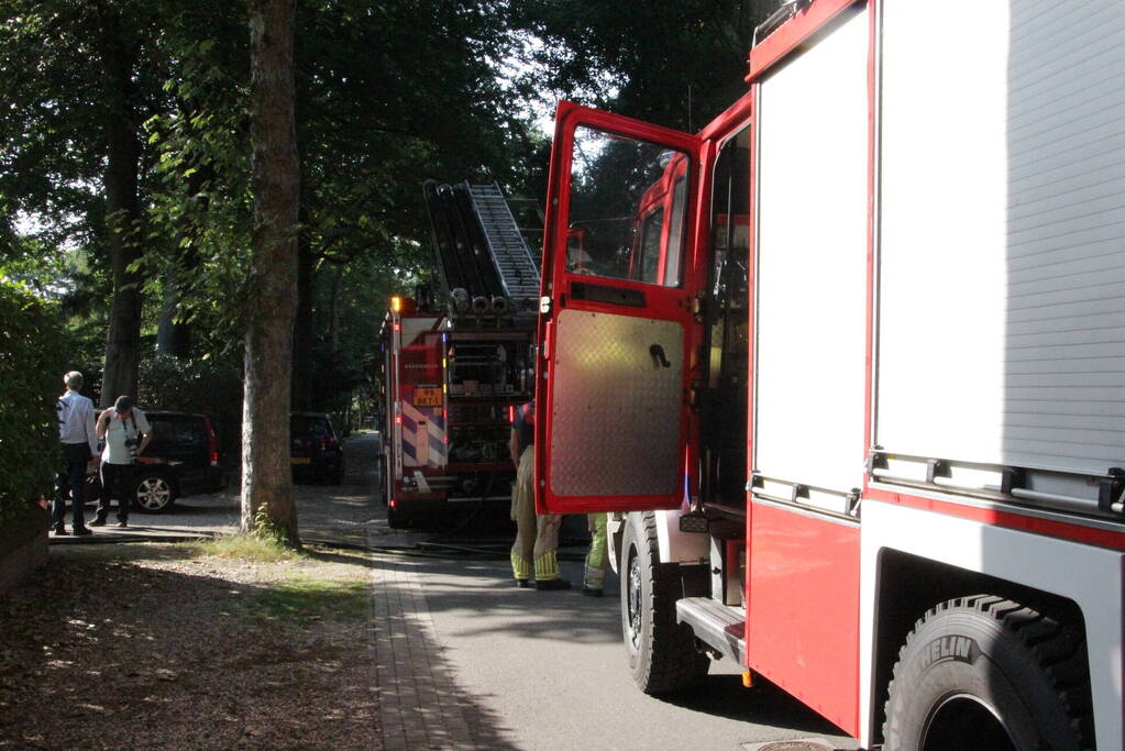 Schuur achter woning in brand