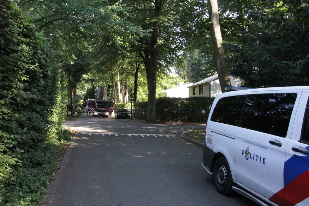 Schuur achter woning in brand