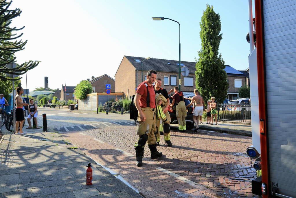 Brand in auto geblust door voorbijganger