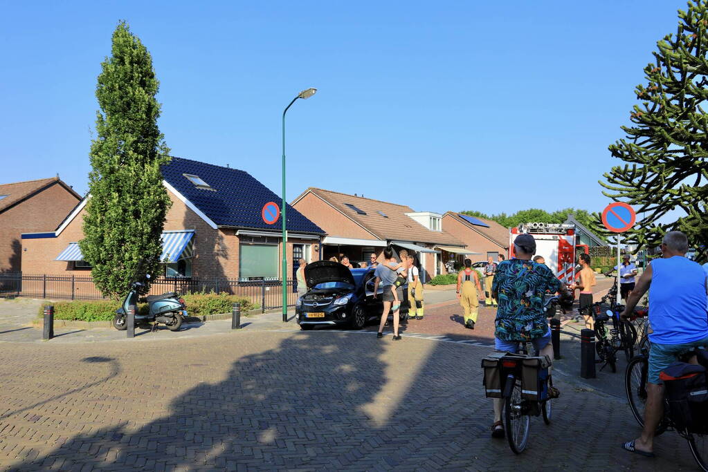 Brand in auto geblust door voorbijganger